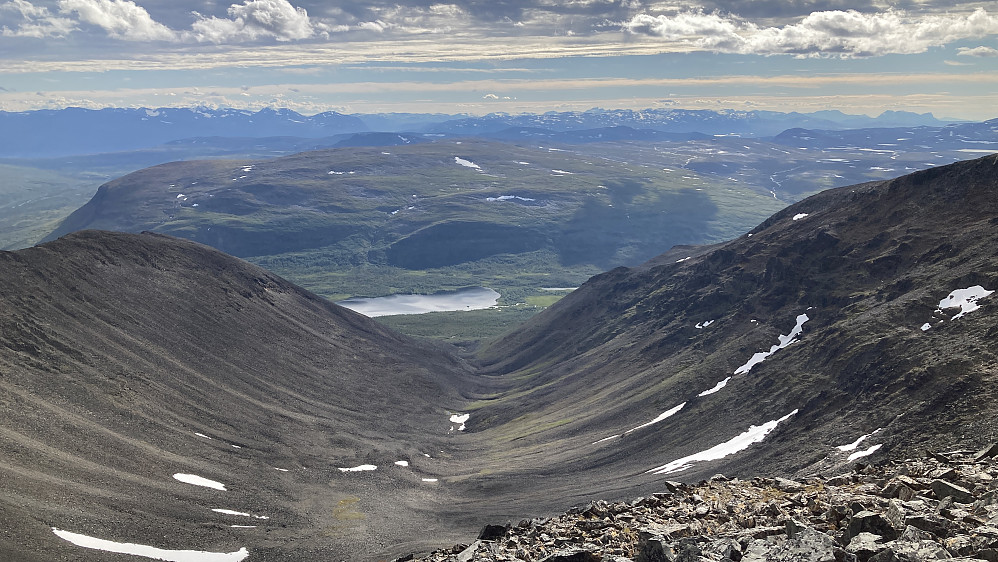 Foto mot SV fra bandet mot innsjøen Havgavuopmi og fjell inn mot grensen ti Sverige
