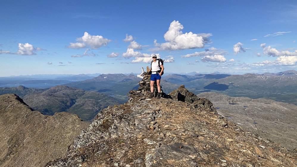 Stig har erobret Løksetinden! Nok en topp med PF > 1000 m er i boks! Kartverkets rustne bolt i forkant