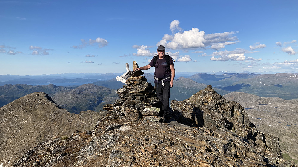 Ved varden med rester etter gammelt trig-merke. I bakgrunnen vardetoppen 1233 mot høyre og Nordtoppen mot venstre. Foto: Stig