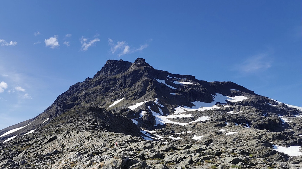 Siste del av ryggen på Aksla med topp-området i bakgrunnen. Ruten videre går mot høyre i underkant av de sammenhengende snøfeltene