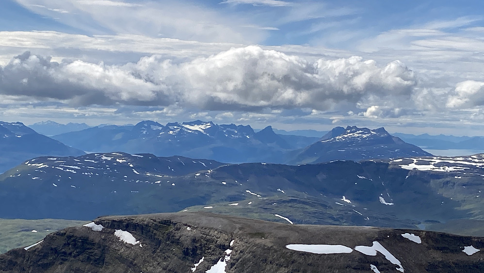Utsikt mot VSV og topper vi nylig har besøkt. Langlitinden 1276 med breen foran mot venstre, Løksetinden 1240 mot høyre