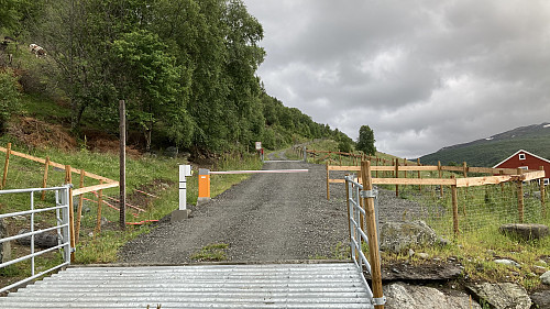 Bom og betalingsautomat på Losliveien til Lossætrin. Foto 6. juli 2020