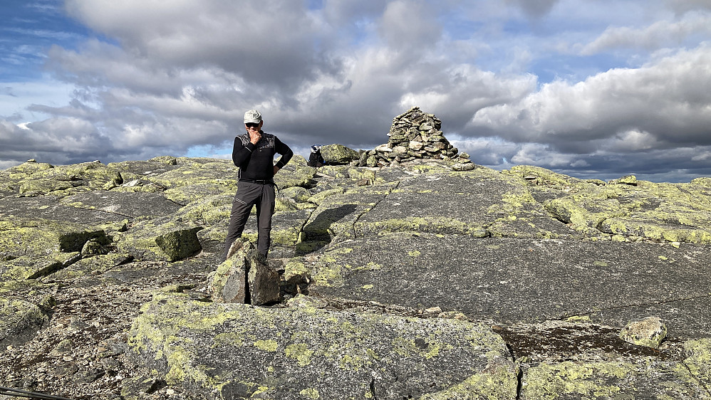 Stig bygget en liten varde på kommunegrensen - på et lavere sted noen meter vest for varden. GPS 33W 462061 7223306