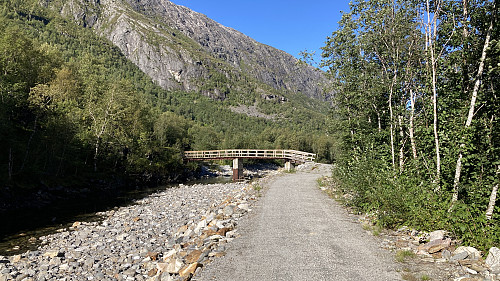 Kjøre(?)bro over elven litt før gården