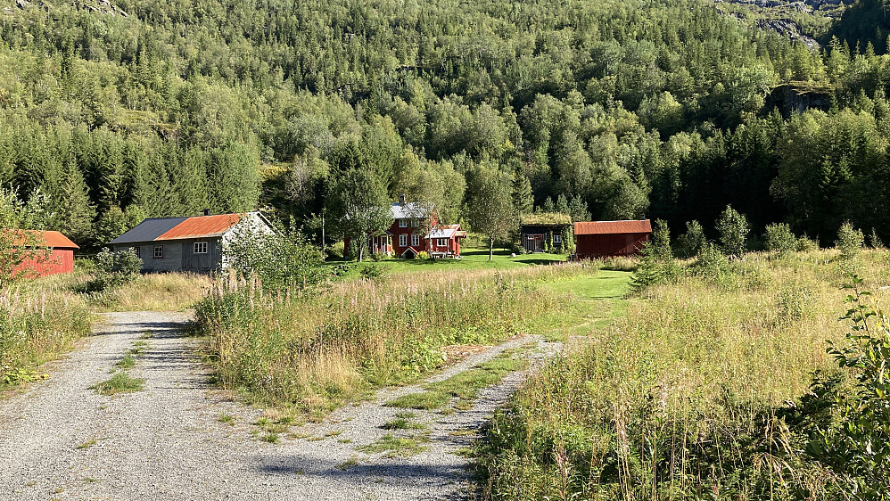 Den vakre og godt vedlikeholdte gården i Tosdalen