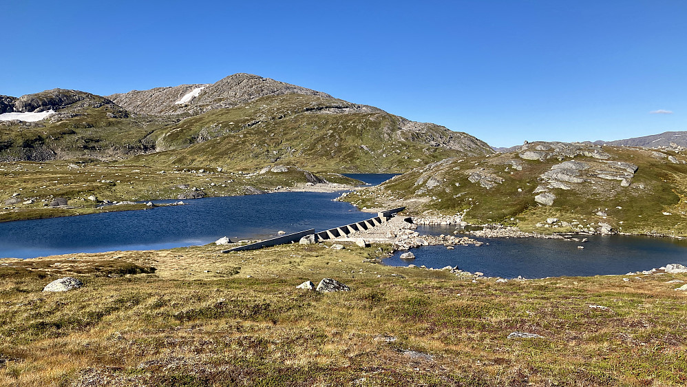 Demning ved vestenden av et av Storfjelltjønna. Middagstiden i bakgrunnen mot venstre