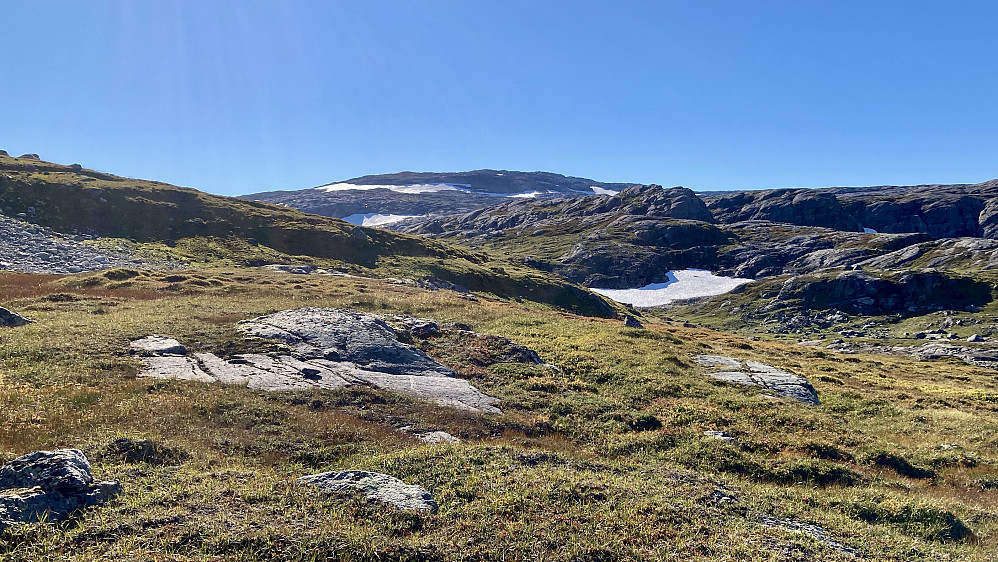 Tjeldviktinden kommer til syne i bakgrunnen
