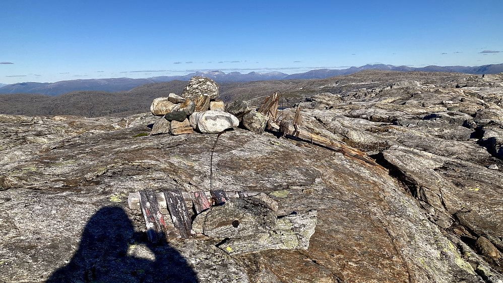 Endelig oppe ved varden og trig-punktet på Tjeldviktinden. Foto fra vest