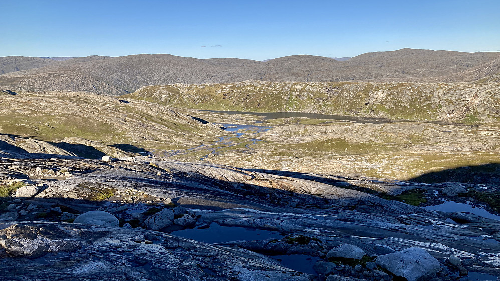 Utsikt mot NØ mot vannene sør Storfjelltjønna på returen