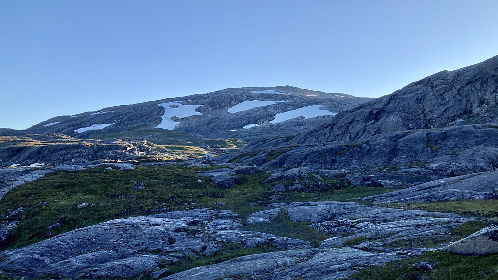 Farvel til Tjeldviktinden! Midt i bildet det bratte partiet øst for toppen og snøfonnen en må krysse under fra venstre mot høyre. Den mindre bratte snøfonnen lenger oppe var grei å gå opp.