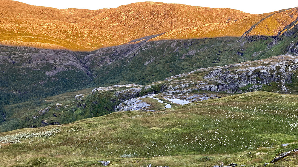 Tilbake ved det flotte, flate partiet nord for Keilåtinden. Solnedgang i Kvannlia