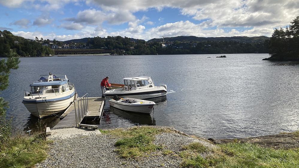 Nils Anton satte oss i land på bryggen på Flatøyna