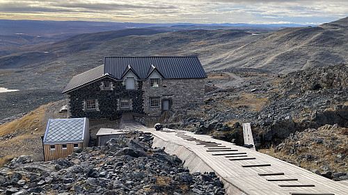 En kar som kjørte opp på firhjuling monterte nye tverrstokker på det glatte taket på tunnelen mellom bolighuset og observatoriet