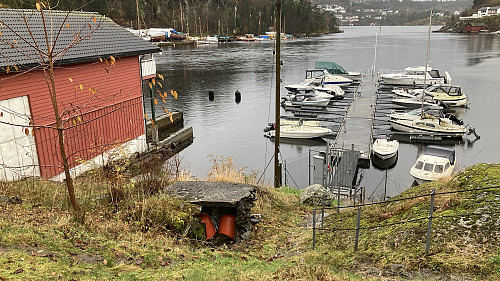 "Liten MG-bunker ved veien". Utsikt mot båthavnen ved Strømme bro og Ruskeneset