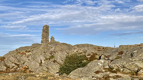 De to vardene på Blåmanen Vest. Haarklau-varden nærmest står på et lavere sted enn den lavere varden lenger mot nord.