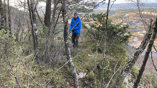 Litt nedenfor ligger gropen med oppmuring. GPS 32V 292529 6699174, 182 moh