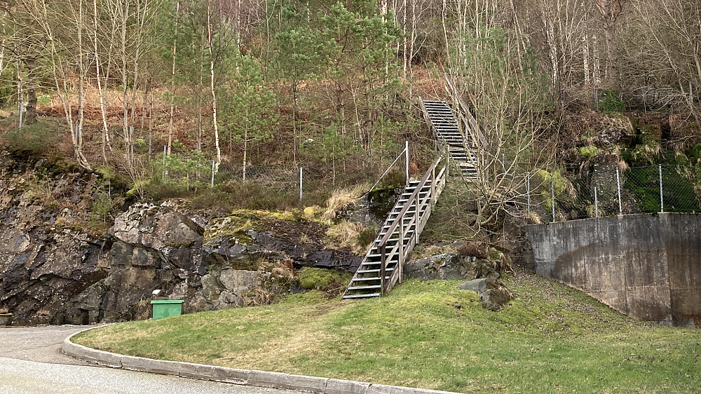 Stistart mellom og bak blokkene i Lyderhornlien 120/122