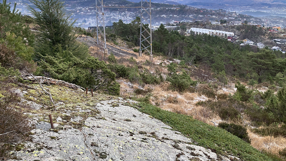 Bolter i fjell nær øvre taubanestasjon på Knappenfjellet