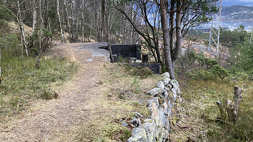 Endestopp og ruin etter bygning sør på Knappenfjellet