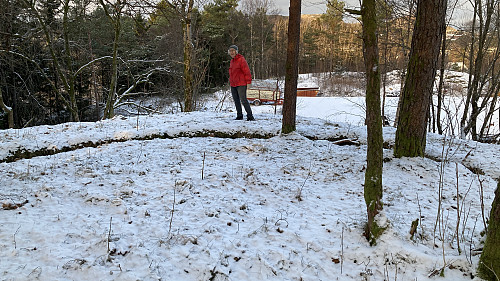 Astrid på murkanten for brønnen mot NNØ