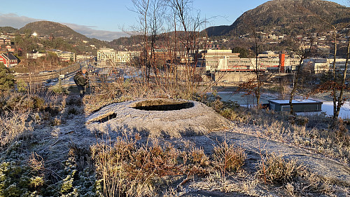 Betongbrønnen. Olsokfjellet i bakgrunnen mot venstre, Løvstakken mot høyre