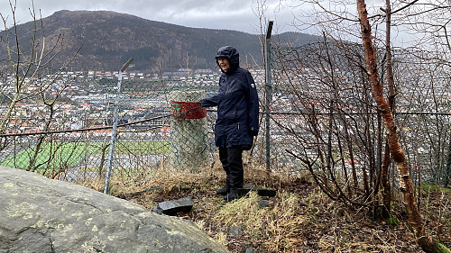 Astrid ved fastmerket. Løvstakken i bakgrunnen