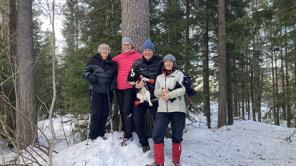 Astrid, Lise Sofie, Jon Helge med Simba og Liv Synnøve på toppen av Gruvåsen
