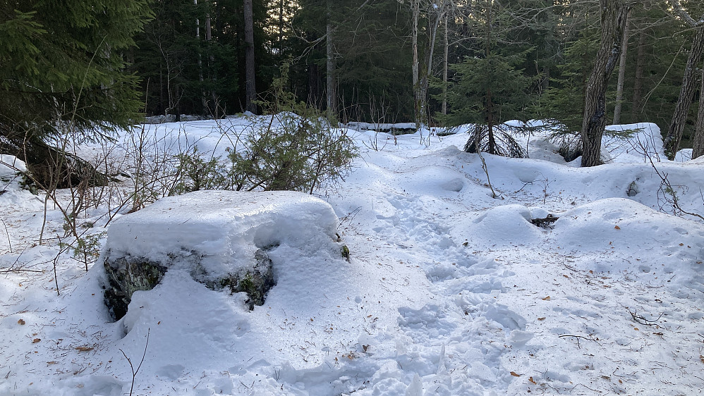Et av steinfundamentene på toppen av Gruvåsen