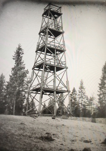 Utsiktstårnet på sine fundamenter. Foto fra Per Runar Thoresen i Skoger og Konnerud historielag