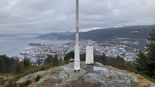 Flaggstangen og søylen på Strandafjellet