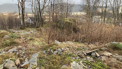 Grop/mulig påbegynt bunker nord for kanonbrønnen
