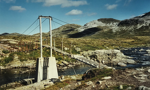 Elvamotet sommerbro. Stretadalshøgdi sentralt bakerst, Reinsgreftene mot høyre. Foto mot NØ Helge Titland 4.9.2000