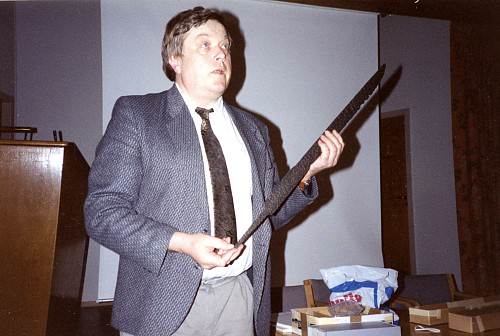Svein Indrelid med Merovingersverdet under årsmøtet for Mjølfjell Vel 14. mai 1991
