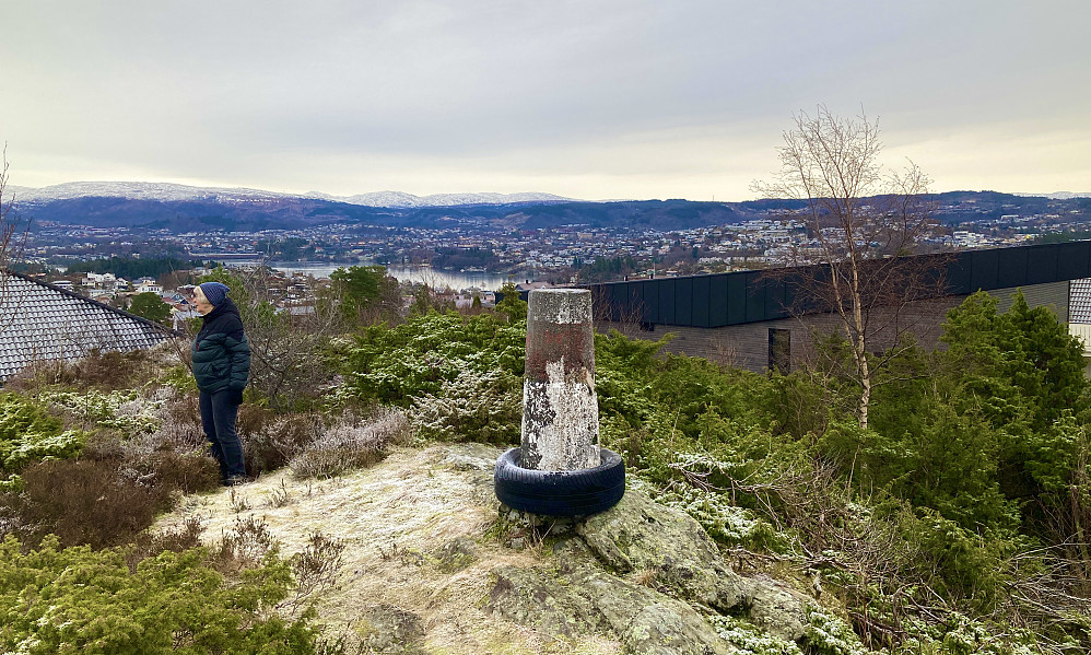 Varden på Søreide/Storåsen trenger ettersyn og maling! Bilringen satt fast og lot seg ikke fjerne! Utsikt østover mot Nordåsvatnet