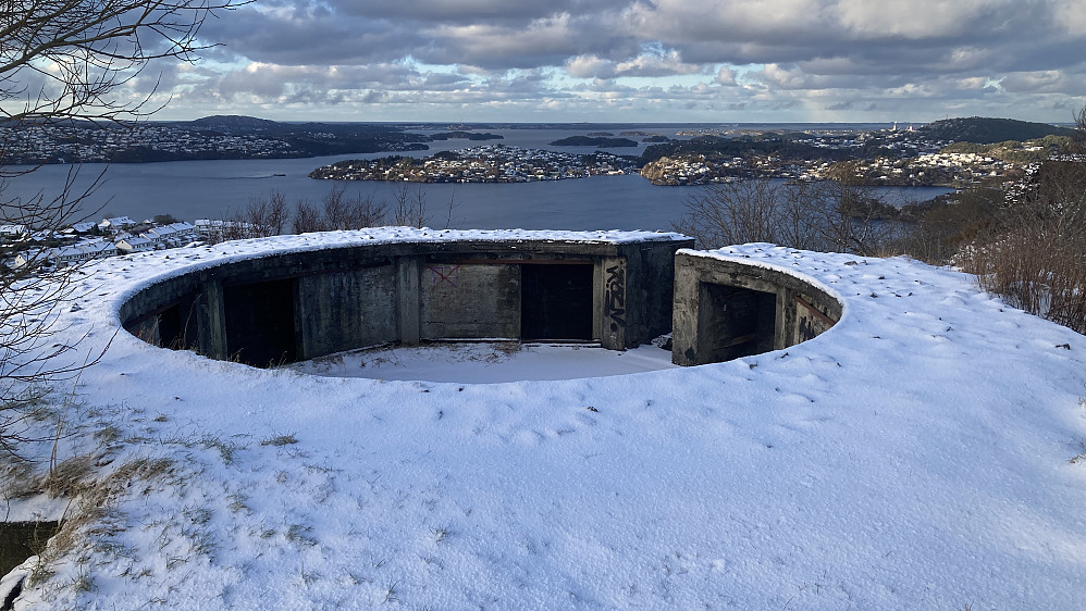Kanonbrønn for tungt luftvernbatteri mot vest. Utsikten mot Sotra og Askøy i vest er det ikke noe å si på!