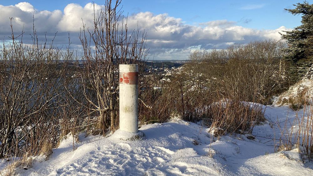Søylen på Festeråsen er ca 1 m høy. Diameter 25 cm på toppen med et lite metallmerke uten kryss på toppen. Fastmerke ID Bergen kommune 01745