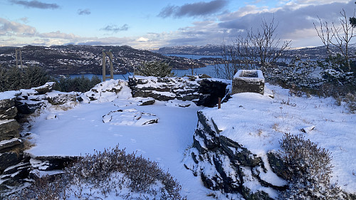 Kanonbrønn for lettere luftvernbatteri (2 cm Flak) langs stien nord på Festeråsen