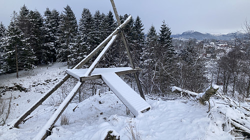 En merkelig trekonstruksjon/plattform på Kletten litt øst for søylen
