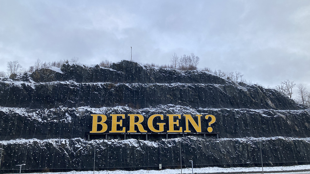 Lilandshaugen sett fra Avgangsterminalen på Flesland. Ikke mange topper i Bergen som har et så flott skilt!