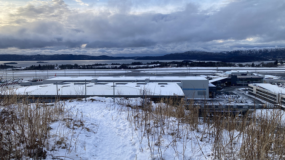 Utsikt mot VSV over Flesland flyplass fra Lilandshaugen