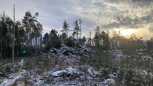 Søylen på Sletten skimtes på haugen midt i bildet. Foto fra nord