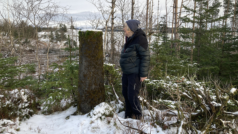 Astrid ved søylen på Sletten, Flesland. ID# 01486 Utsikt østover mot dyrket mark (Masterhaugen)