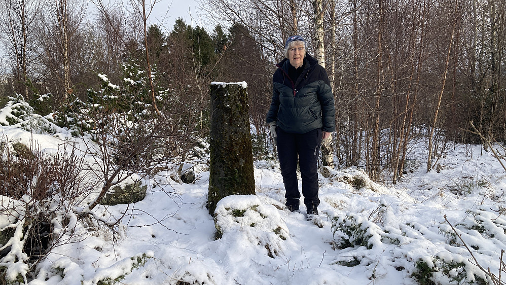 Astrid ved søyle # 01492 på Espeland