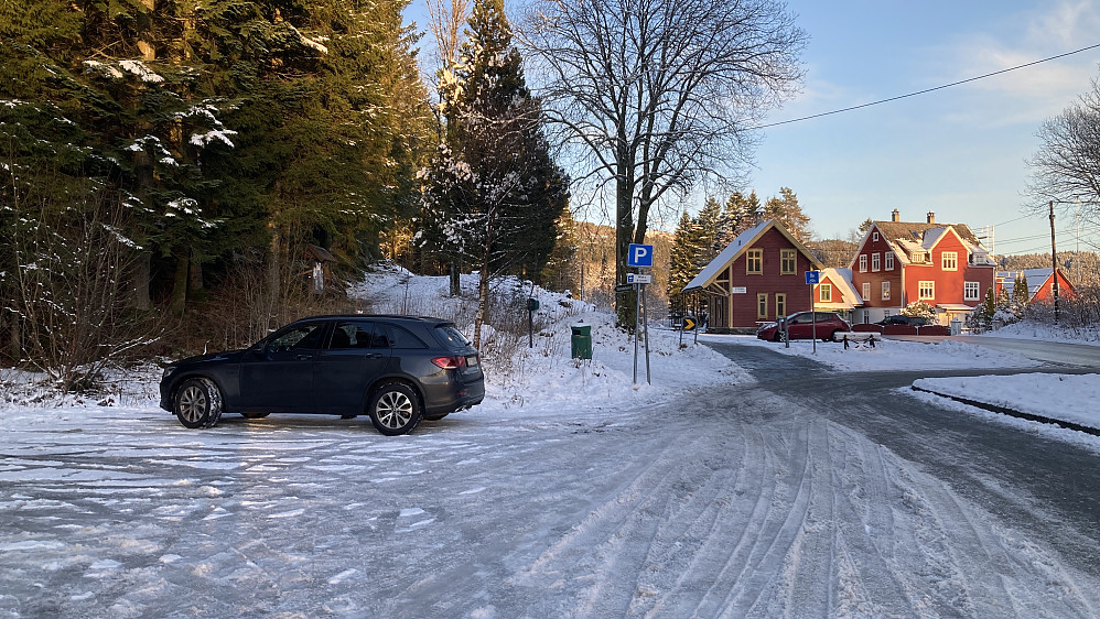 God p-plass for turparkering (4 timer) ved stasjonen for gamle Osbanen (smalsporet jernbane mellom Nesttun og Os fra 1894 til 1935). Stasjonsbygningen på Stend l bakgrunnen litt til høyre for midten