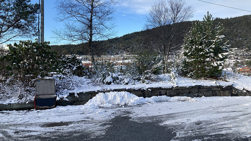Øverst i Øvre Bergveien. Stedet der Kråkenes vanntårn og fastmerket # 0146 må ha stått. Gullsteinen og Gullstøllien i bakgrunnen