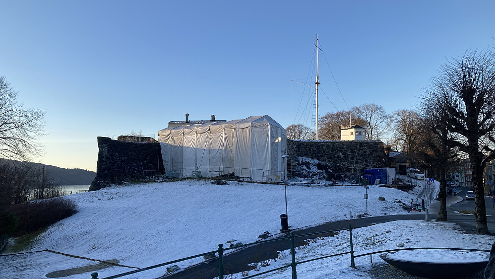 Muren mot sør på Fredriksberg festning er under restaurering og skjuler søylen som står bak presenningen
