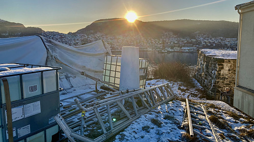 Søylen står på nå på en byggeplass. Damsgård i bakgrunnen