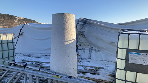 Flott, hvitmalt søyle som dessverre er godt skjult bak presenning