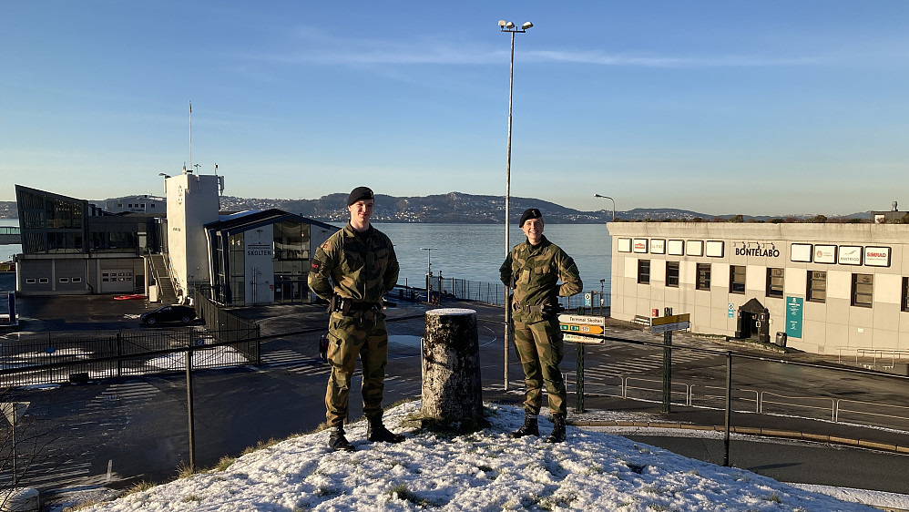 Militær eskorte til Bergenhus søyle! Søylen står på Nordpyntens bastion - en del av forsvarsverket med en femsidet polygon med bastioner fra 1660 årene.