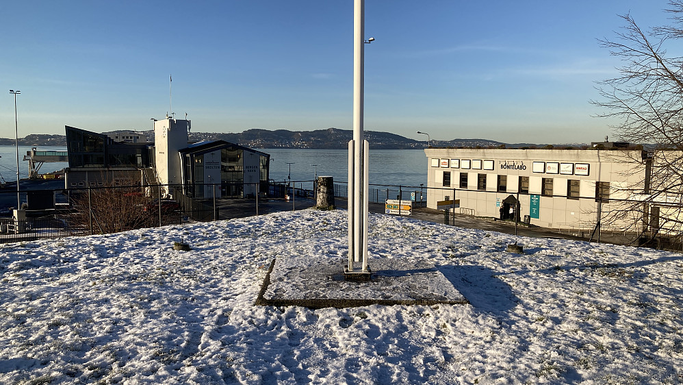 Søylen på Bergenhus sett fra utsiden av gjerdet
